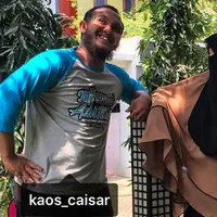 Sekitar tiga tahun rumah tangga Caisar dan Indadari dibina. Caesar mengenal istrinya saat berjoged di acara YKS. Setelah nikah, Caisar mundur dari dunia yang membesarkan namanya. Kini, ia kembali lagi. (Instagram/caisar_yang_belomsempurna)