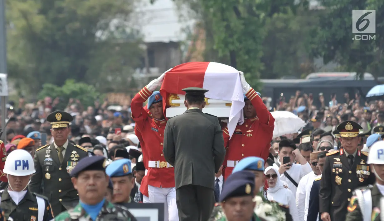Paspampres mengusung peti jenazah almarhum Presiden ke-3 RI BJ Habibie menuju liang lahat saat tiba di TMP Kalibata, Jakarta, Kamis (12/9/2019). Dimakamkan secara militer, jenazah BJ Habibie diiringi derap marching band dan lantunan kalimat tahlil dari para pelayat. (merdeka.com/Iqbal Nugroho)