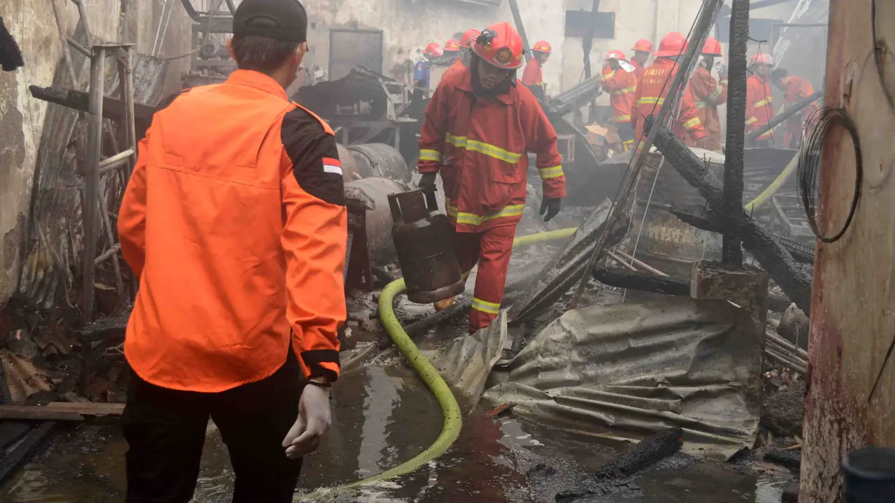 Keluarga Kesulitan Kenali Jasad Korban Kebakaran Pabrik Keripik