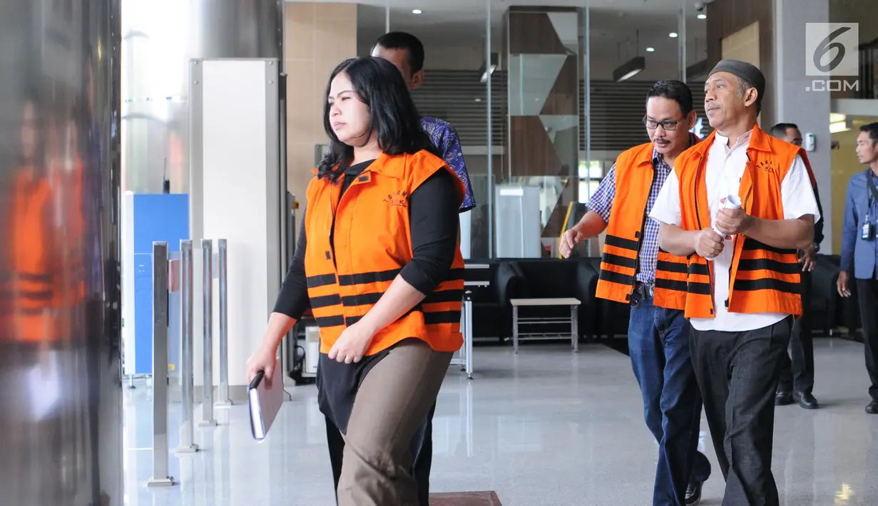 Sejumlah tersangka Anggota DPRD Kota Malang usai menandatangani berkas P21 di Gedung KPK, Jakarta, Kamis (27/12). Para tersangka sekurang-kurangnya telah dua kali diperiksa oleh KPK dalam kapasitas sebagai tersangka. (Merdeka.com/Dwi Narwoko)