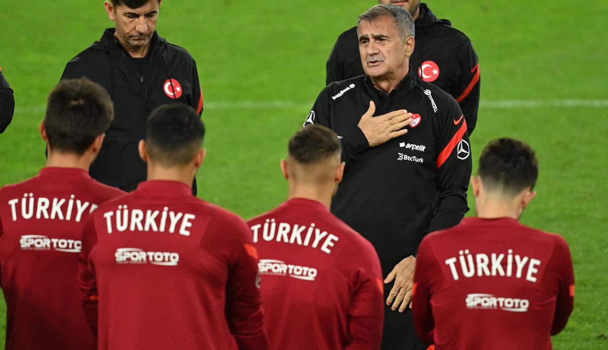 Pelatih Turki, Senol Gunes, memberikan arahan kepada pemainnya saat sesi latihan di Rheinenergie stadium, Jerman, Rabu (7/10/2020). Turki akan menghadapi Jerman pada laga Persahabatan. (AFP/Ina Fassbender)