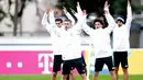 Lukas Podolski bersama rekan-rekannya melakukan pemanasan pada sesi latihan di Kamen, Jerman (21/03/2017). Jerman akan melawan Inggris pada laga persahabatan di Iduna Park Stadium. (EPA/Friedemann Vogel)