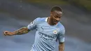 Penyerang Manchester City, Raheem Sterling mengontrol bola saat bertanding melawan Aston Villa pada pertandingan lanjutan Liga Inggris di Stadion Etihad, Kamis (21/1/2021). Dengan kemenangan ini, City merebut puncak klasemen Liga Inggris dari Leicester City. (Martin Rickett / Pool via AP)