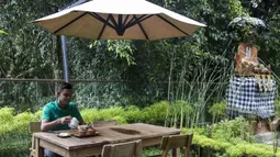 Gelandang Timnas Indonesia U-22, Miftahul Hamdi, mengisi waktu luang dengan menikmati secangkir teh di Hotel Sthala, Bali, Sabtu (8/7/2017). Pemain Bali United ini sedang mengikuti pemusatan latihan jelang SEA Games. (Bola.com/Vitalis Yogi Trisna)