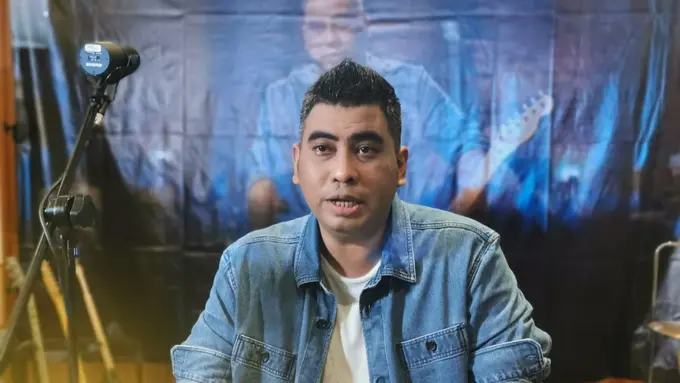 Rio Adiwardhana baru saja mengeluarkan single berjudul Kau dan Dia.