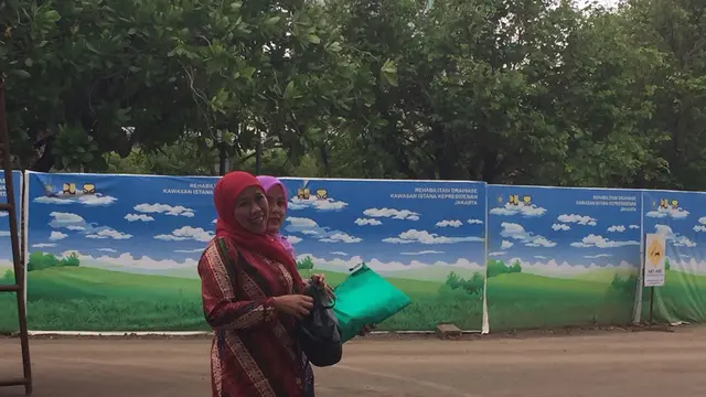 Senyum Semringah Khofifah Sebelum Bertemu Jokowi