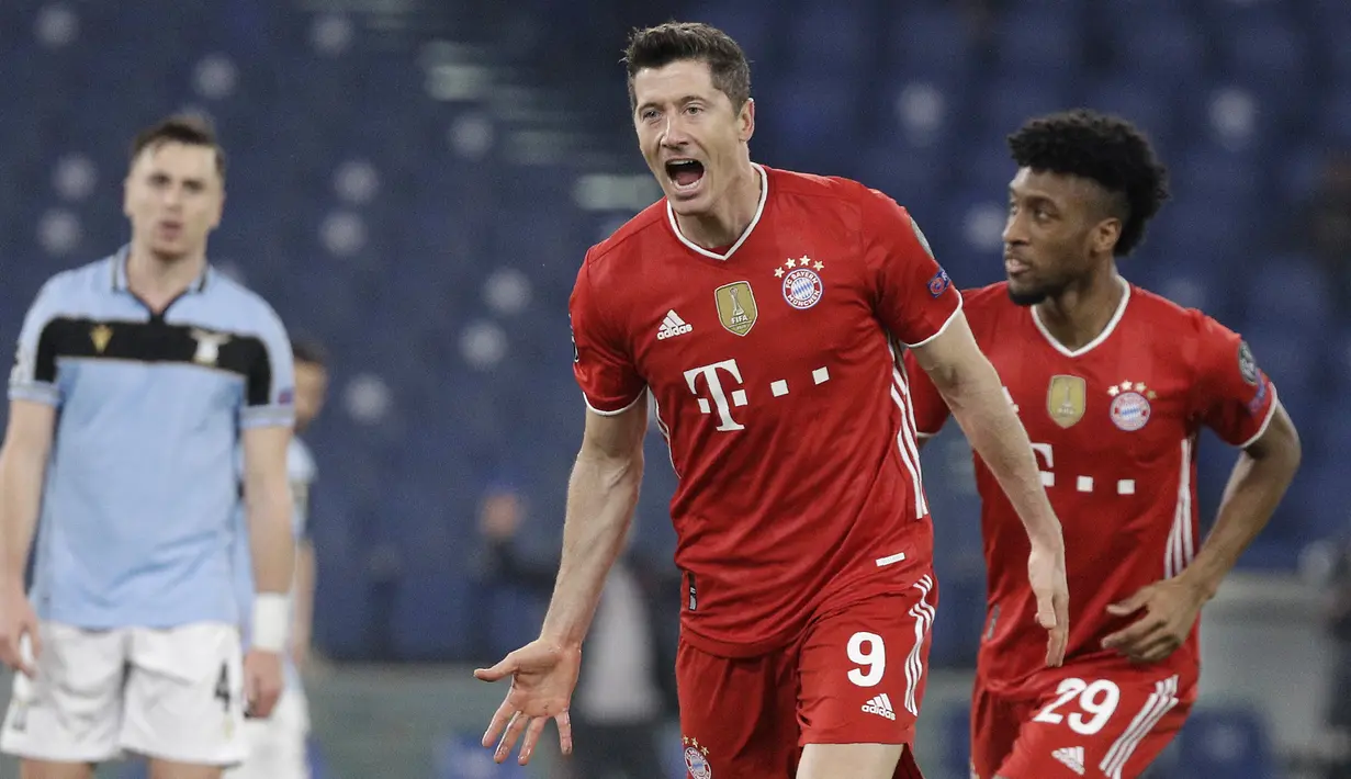 Penyerang Bayern Munchen, Robert Lewandowski berselebrasi setelah mencetak gol ke gawang Lazio dalam pertandingan leg pertama babak 16 besar Liga Champions, di Stadion Olimpico, Roma, Rabu (24/2/2021) dini hari WIB. Bayern Muenchen sukses meraih kemenangan 4-1 atas Lazio. (AP Photo/Gregorio Borgia)