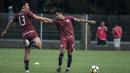 Pemain Persija Jakarta, Gunawan Dwi Cahyo dan Fitra Ridwan melakukan pemanasan saat latihan di Lapangan ABC, Jakarta, Jumat (30/3/2018). Latihan ini persiapan jelang laga Liga 1 melawan Arema FC. (Bola.com/Vitalis Yogi Trisna)