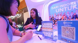 Marketing menjelaskan produk fintech Dana pada Indonesia Fintech Summit and Expo (IFSE) 2019 di JCC Jakarta, Senin (23/9/2019). Fintech memberikan layanan keuangan berbasis digital serta mampu menjangkau sektor yang tidak dapat dijangkau perbankan konvensional. (Liputan6.com/Fery Pradolo)