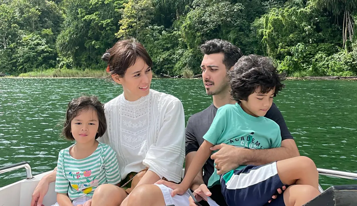 Dalam berbagai kesempatan, pasangan yang masih memiliki anak yang masih kecil ini selalu punya waktu untuk menjalani liburan bareng. Beberapa waktu belakangan, keduanya menyempatkan untuk liburan bersama ke Bali dan mengunjungi berbagai tempat ikonik yang menjadi wisata andalan Pulau Dewata tersebut. (Liputan6.com/IG/@aialbar)