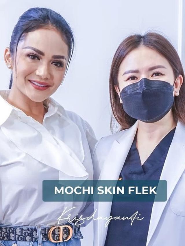 Krisdayanti saat melakukan treatment kecantikan wajah Mochi Skin (https://www.instagram.com/p/CeiWgSjpuNK/)