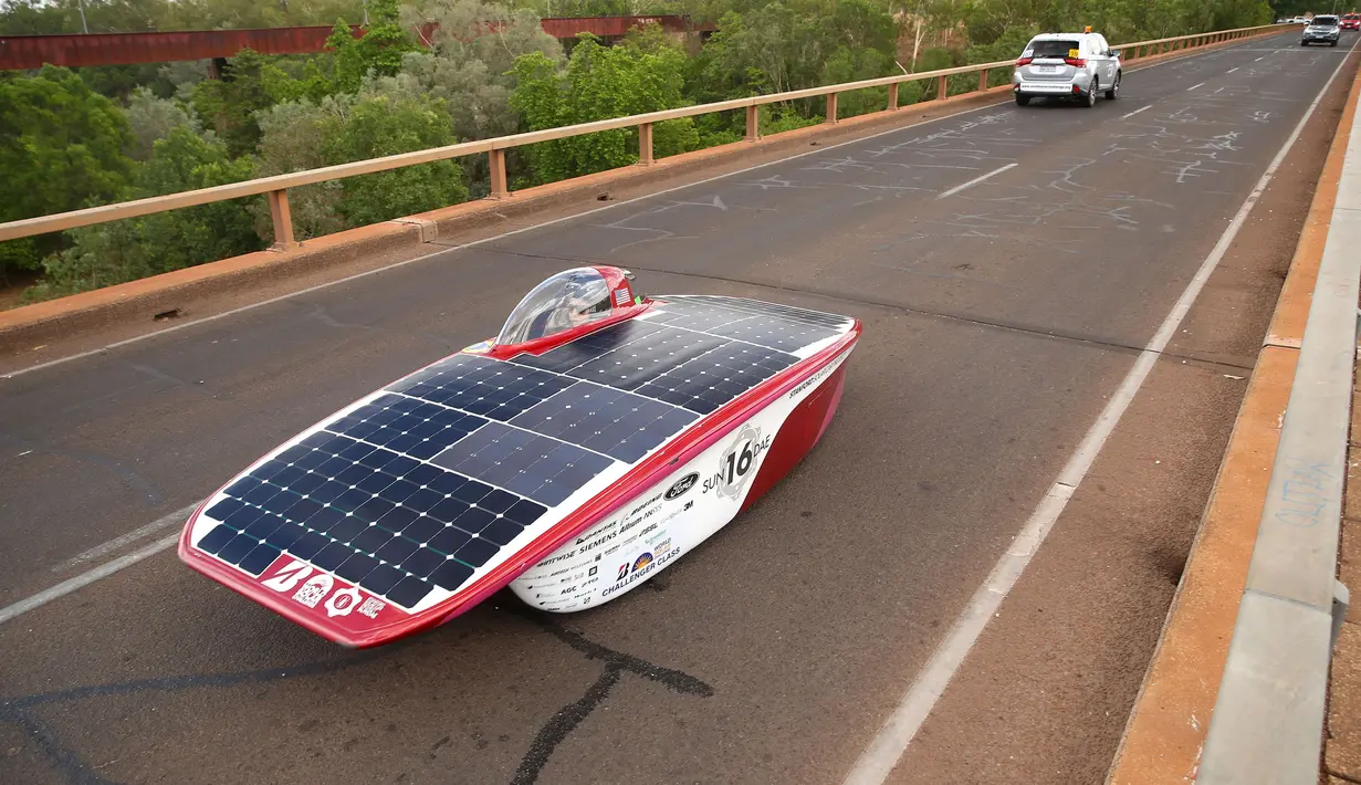 Mobil tenaga surya yang berasal dari AS yang bernama Sundae melaju diantara Darwin dan Katherine saat mengikuti balapan di hari pertama di Australia (8/10). (AFP Photo/World Solar Challenge 2017/Mark Kolbe)