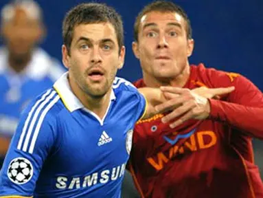 Chelsea's midfielder Joe Cole fights for the ball with AS Roma's Matteo Brighi during their Champions League Group A match on November 4, 2008 at Olympic stadium in Rome. AFP PHOTO/VINCENZO PINTO