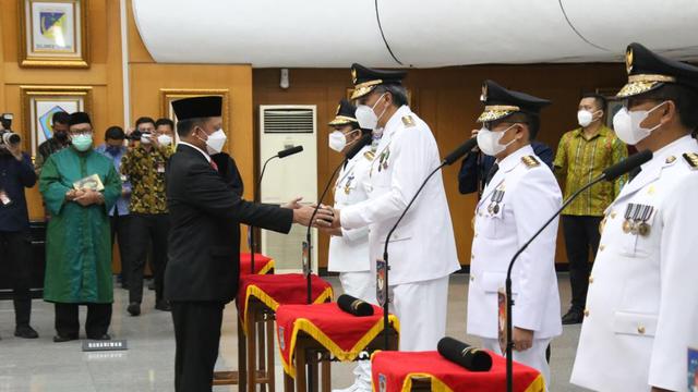 Mendagri Tito Karnavian melantik lima penjabat atau Pj Gubernur untuk lima provinsi yang kepala daerahnya sudah habis masa jabatannya pada pertengahan Mei 2022.