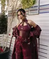 Saat tampil di Coachella, busana panggung Niki menarik perhatian. Dominan warna maroon pada busananya dinilai iconic. Ia mengenakan outfit serba leather yang membuatnya tampil edgy. [Instagram/nikizefanya]