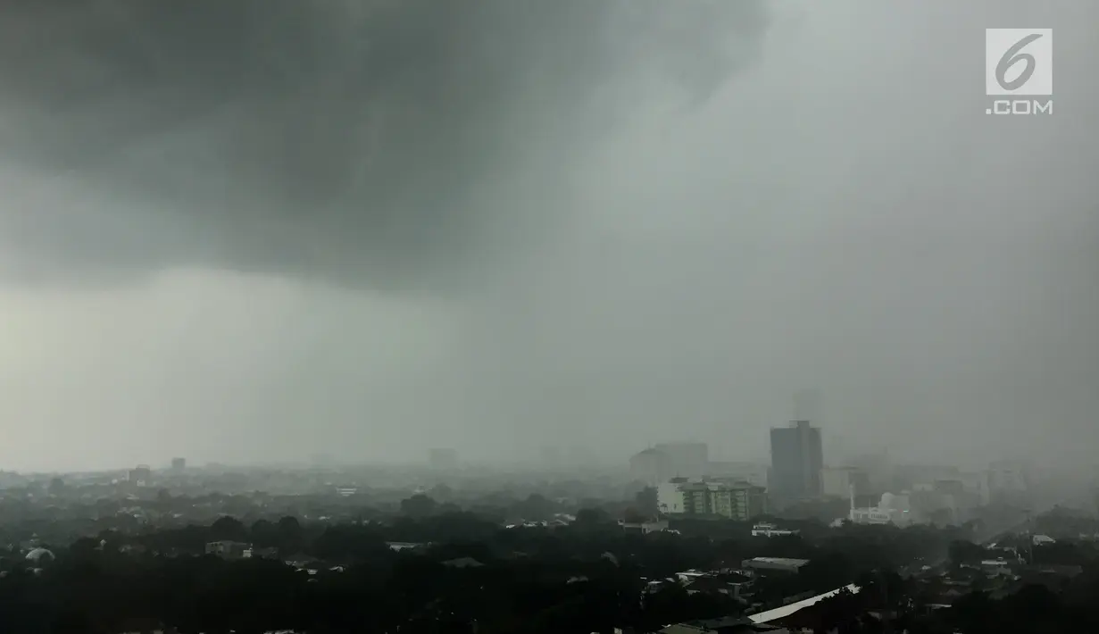 Awan mendung menggelayut di langit Jakarta, Kamis (1/2). Badan Meteorologi, Klimatologi, dan Geofisika (BMKG) memprediksi potensi curah hujan dari sedang hingga tinggi akan terjadi hingga 1 minggu ke depan. (Liputan6.com/Immanuel Antonius)