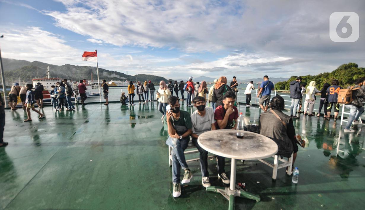 <p>Penumpang berada di deck KMP Adinda Windu Karsa saat perjalanan mudik menuju Pelabuhan Bakauheni, Lampung Selatan, Sabtu (30/4/2022). Namun, fasilitas kapal laut kelas reguler masih sangat terbatas, tidak ada kamar khusus penumpang sehingga banyak pemudil memilih duduk atau tidur di deck dan lorong kapal. (merdeka.com/Iqbal S. Nugroho)</p>