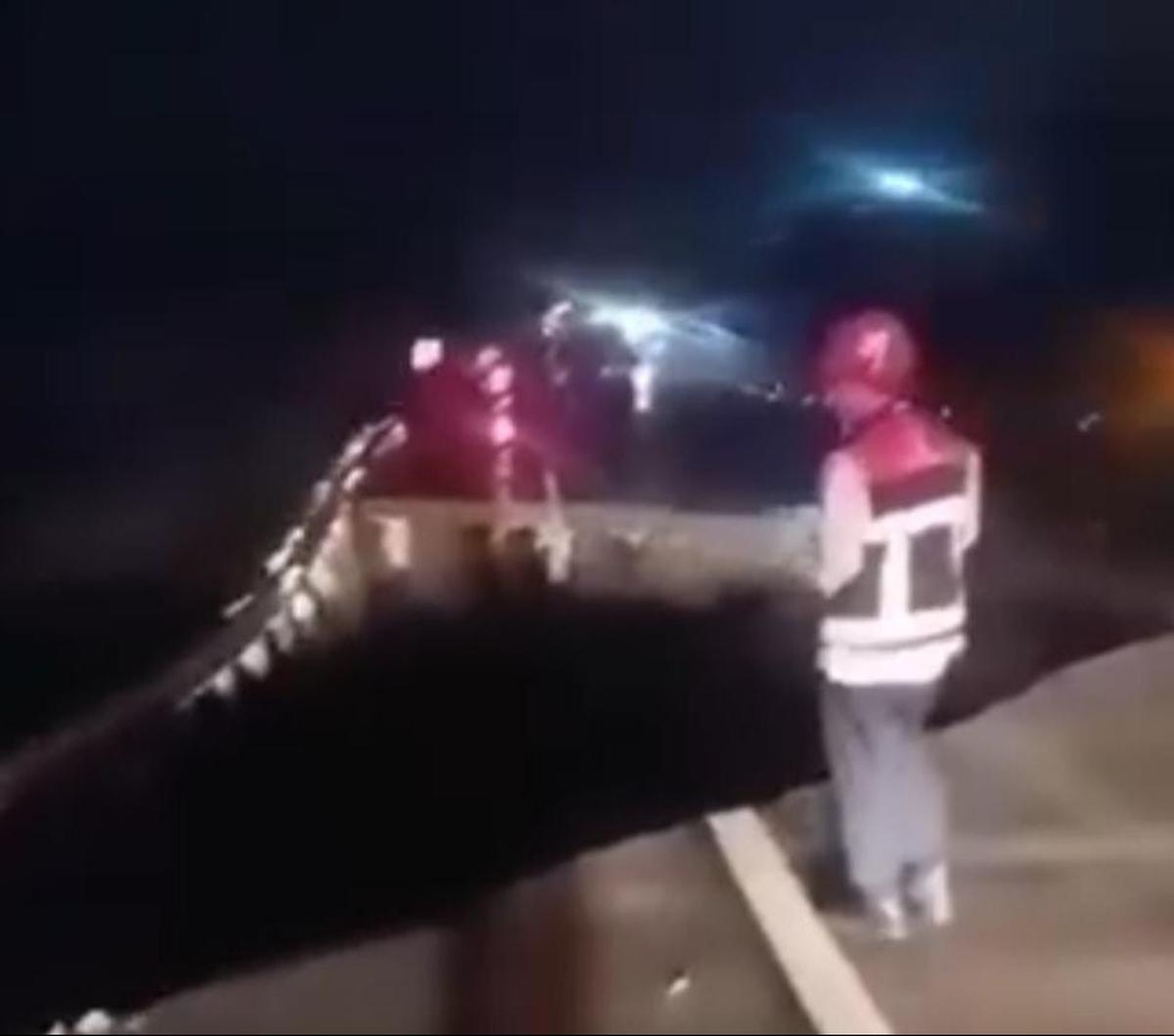 Jalan Tol Bogor-Ciawi-Sukabumi (Bocimi) di KM 64 dari Jakarta menuju Sukabumi mengalami longsor pukul 20.00 WIB.