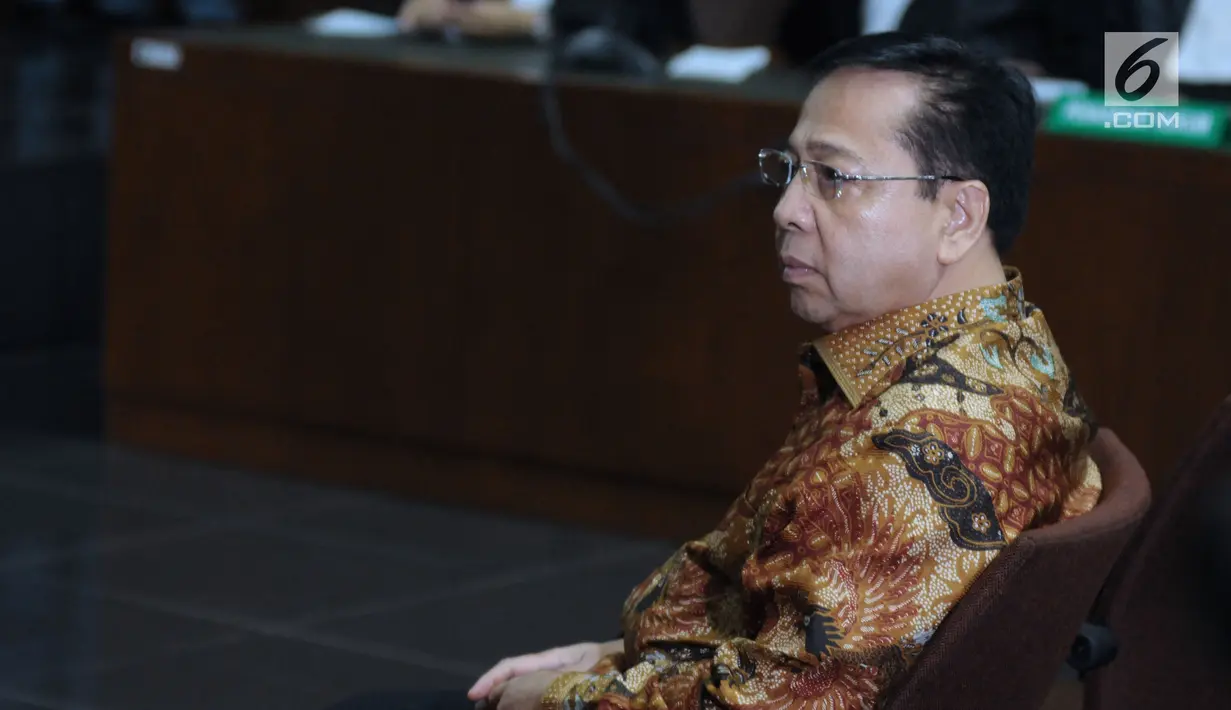 Terdakwa korupsi proyek e-KTP, Setya Novanto bersiap mengikuti sidang pembacaan putusan di Pengadilan Tipikor, Jakarta, Selasa (24/4). Sebelumnya, Setya Novanto dituntut 16 tahun penjara dan denda satu milyar rupiah. (Liputan6.com/Helmi Fithriansyah)