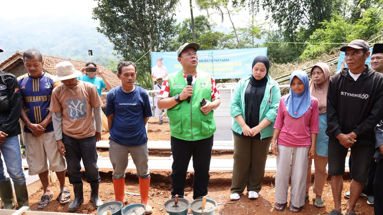 Wakil Ketua DPR Cucun Ahmad Syamsurijal melakukan peletakan batu pertama pembangunan rumah relokasi bagi warga terdampak bencana longsor di Kabupaten Bandung, Jawa Barat.