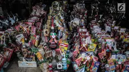 Sejumlah parcel dijual di Cikini, Jakarta, Kamis (20/12). Menjelang perayaan Natal dan Tahun Baru 2019 penjualan parcel mengalami peningkatan hingga dua kali lipat dibanding hari biasa. (Liputan6.com/Faizal Fanani)