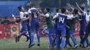 Para pemain UPI merayakan gol yang dicetak ke gawang Unpad pada laga Torabika Campus Cup 2017 di Gor Jati Padjajaran, Jatinangor, Rabu (27/9/2017). Unpad Takluk 3-2 lewat adu penalti dari UPI. (Bola.com/M Iqbal Ichsan)