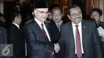 Jaksa Agung RI HM Prasetyo bersalaman dengan Jaksa Agung Turki Halil Yilmaz usai pertemuan tertutup di Jakarta, Selasa (24/5). Pertemuan membahas sistem peradilan di Indonesia serta mewujudkan kerja sama dalam bidang hukum. (Liputan6.com/Faizal Fanani)