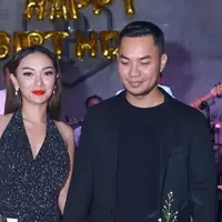 Zaskia Gotik romantis di acara ulang tahun kekasihnya, Sirajuddin. (Sumber: Instagram/@zaskia_gotix)