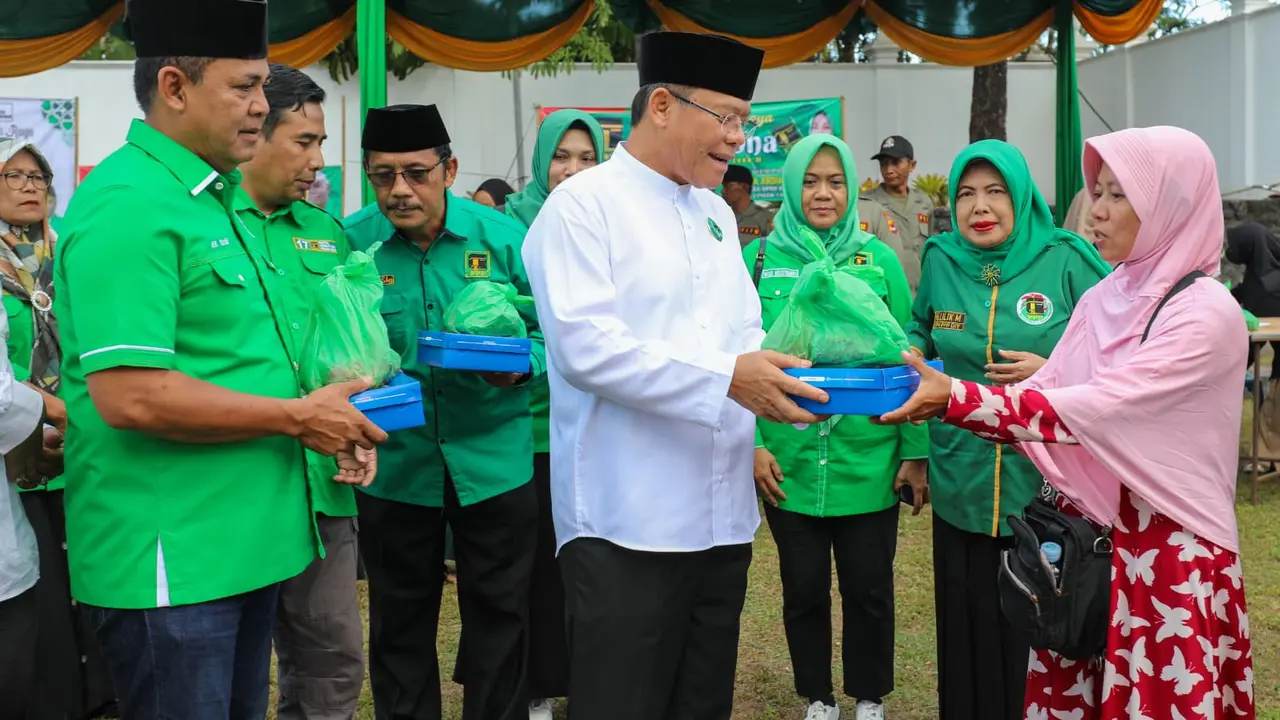 Plt Ketua Umum Partai Persatuan Pembangunan (PPP) Muhamad Mardiono saat merayakan Hari Raya Idul Adha di Harjobinangun, Kecamatan Pakem, Kabupaten Sleman, Daerah Istimewa Yogyakarta.