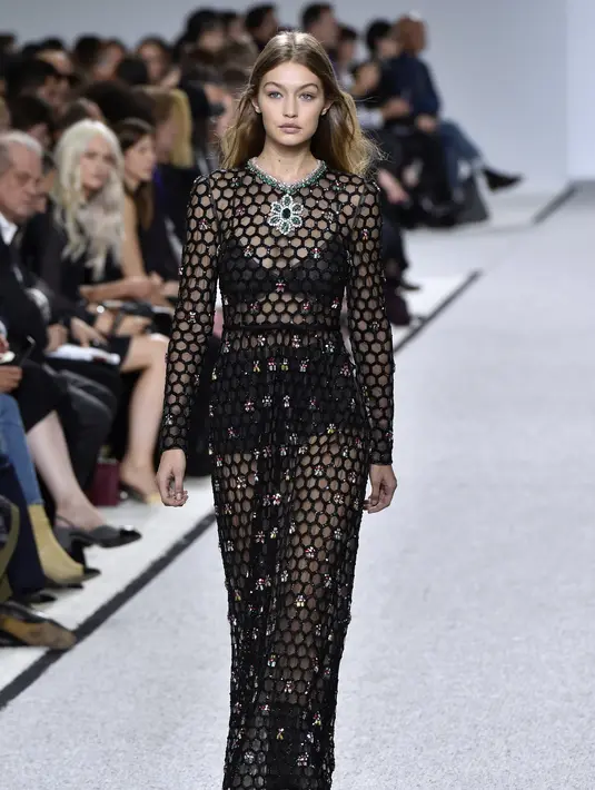 Melansir Dailymail (18/10) lalu, Zayn dan Gigi terlihat berada di dalam BMW biru dengan gaya berpakaian kasual. Terlihat sedang parkir di depan apartemen sang ibu, Gigi terlihat duduk di kursi pengemudi BMW tersebut. (AFP/Bintang.com)