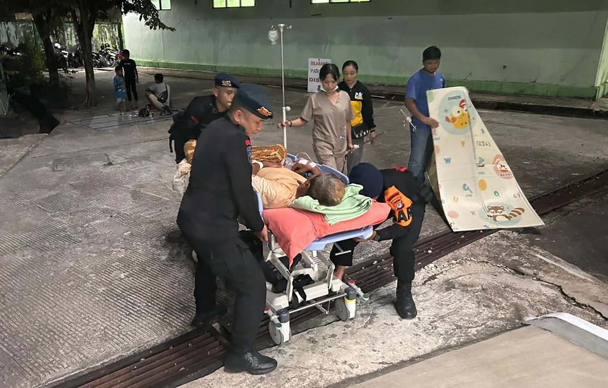 FOTO: Evakuasi Pasien Rumah Sakit Saat Gempa Mengguncang Kota Tarakan