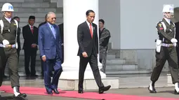 Presiden Joko Widodo (Jokowi) menyambut kedatangan PM Malaysia, Mahathir Mohamad di  Istana Kepresidenan Bogor, Jawa Barat, Jumat (29/6). Keduanya akan melakukan pertemuan membahas ekonomi, sosial-budaya, hingga tenaga kerja. (Liputan6.com/Angga Yuniar)