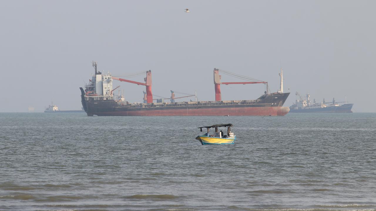 Selat Hormuz Mencekam: Tanker Minyak Meledak Diterjang Ranjau
