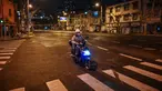 Seorang pria mengendarai skuter di jalan sebelum dimulainya lockdown tahap kedua sebagai tindakan pencegahan terhadap virus corona COVID-19 di Shanghai, China, 31 Maret 2022. (Hector RETAMAL/AFP)