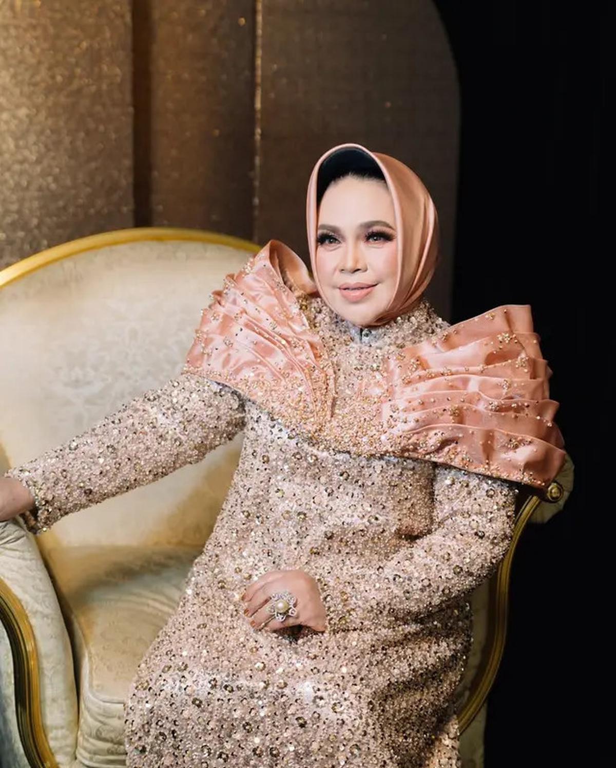 8 Model Gamis Brokat Hetty Koes Endang, Elegan di Setiap Momen