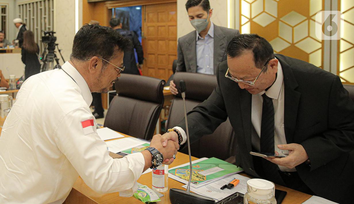 Menteri Pertanian (Mentan) Syahrul Yasin Limpo bersalaman dengan Ketua Komisi IV DPR RI Sudin saat rapat kerja di Kompleks Parlemen Senayan, Jakarta, Senin (16/1/2023). Raker tersebut membahas mengenai Kinerja Kementerian Pertanian mulai dari program-program kerja yang tidak memberikan dampak signifikan terhadap petani, hingga data stok pangan yang berbeda. (Liputan6.com/Faizal Fanani)