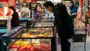Para penduduk berbelanja di sebuah pasar swalayan di Wuhan, Provinsi Hubei, China tengah, pada 27 Januari 2020. Warga di Wuhan tetap menjalani kehidupan sehari-hari mereka saat upaya terus dilakukan untuk mengendalikan wabah coronavirus baru. (Xinhua/Xiong Qi)