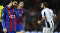 Lionel Messi terlihat lesu usai Barcelona disingkirkan Juventus di perempat final Liga Champions. Barcelona kalah agregat 0-3. (AP Photo / Manu Fernandez)