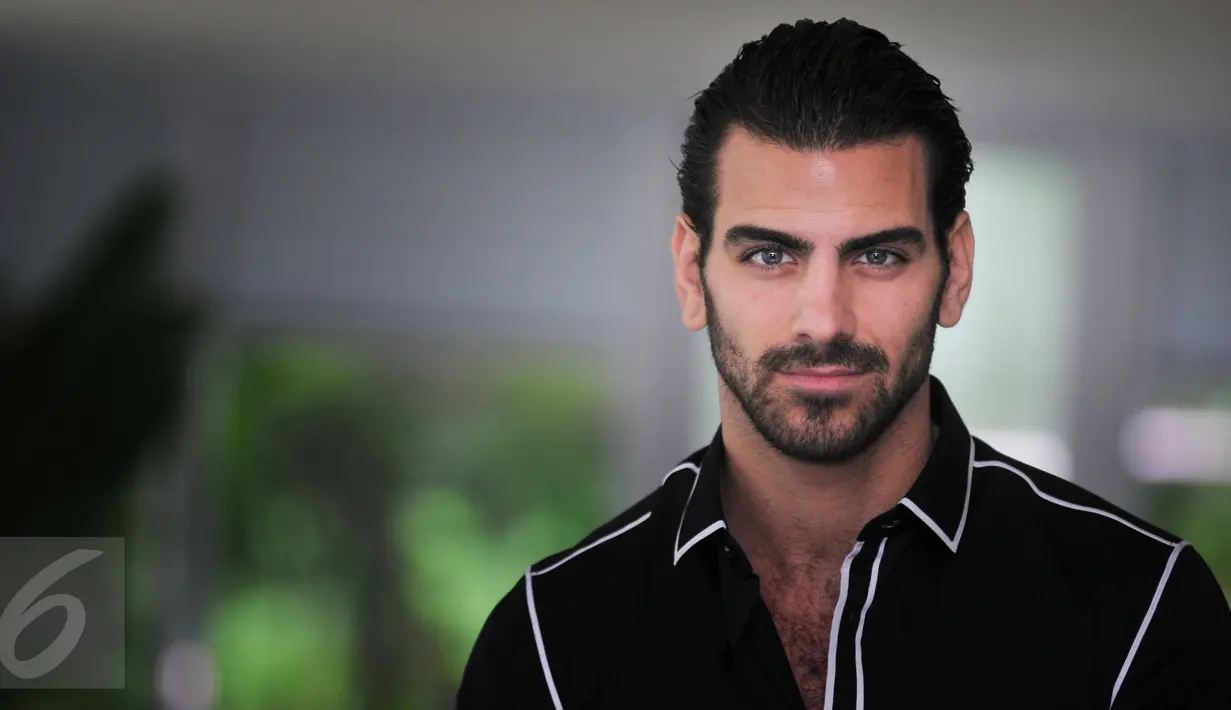 Juara America's Next Top Model, Nyle Dimarco saat berkunjung ke Indonesia untuk merayakan kemenangannya di Hotel Mulia, Jakarta, Kamis (17/12/2015). (Liputan6.com/Gempur M Surya)