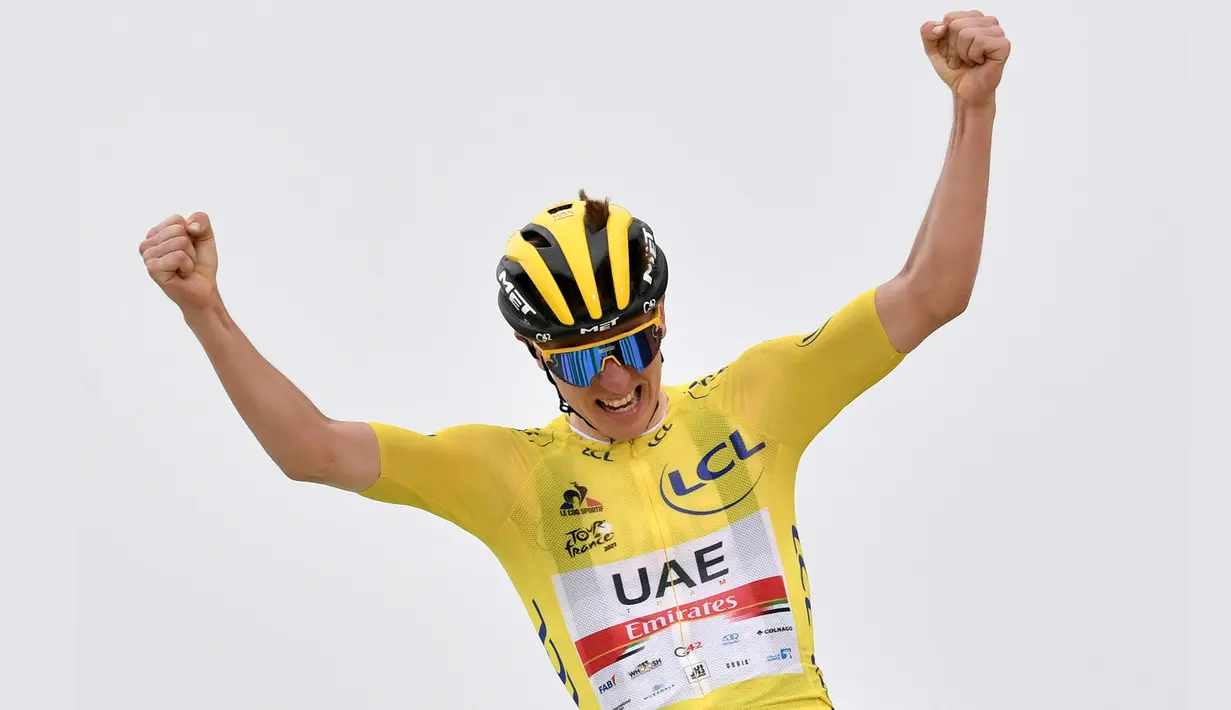 Pembalap tim UAE Emirates, Tadej Pogacar melakukan selebrasi saat melintasi garis finis pada akhir etape ke-17 balap sepeda Tour de France 2021 yang menempuh jarak 178 km, dari Muret menuju Saint-Lary-Soulan, pada 14 Juli 2021. (AFP/Philippe Lopez)