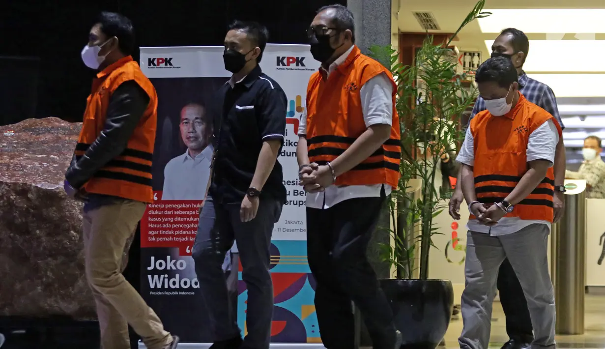 Wakil Ketua DPRD Provinsi Jawa Timur 2019-2024, Sahat Tua P. Simandjuntak (ketiga kiri) usai rilis penetapan tersangka dan penahanan di Gedung Merah Putih Komisi Pemberantasan Korupsi (KPK), Jakarta, Jumat (16/12/2022). Sahat Tua P. Simandjuntak bersama tiga orang lainnya terjerat OTT KPK berikut barang bukti uang dengan nilai seluruhnya Rp1 miliar. (Liputan6.com/Helmi Fithriansyah)