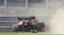 Pembalap Red Bull, Alex Albon, menabrak pembatas dalam sesi latihan kedua F1 Grand Prix Inggris di sirkuit Silverstone, Inggris, Sabtu (1/8/2020). Dalam sesi latihan bebas kedua, Albon menempati urutan kedua dengan catatan waktu satu menit 27,364 detik. (AFP/Andrew Boyers/pool)