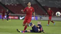 Striker Timnas Indonesia, Irfan Bachdim, kehilangan bola saat melawan Thailand pada laga Kualifikasi Piala Dunia 2022 di SUGBK, Jakarta, Selasa (10/9). Timnas Indonesia kalah 0-3 dari Thailand. (Bola.com/Vitalis Yogi Trisna)