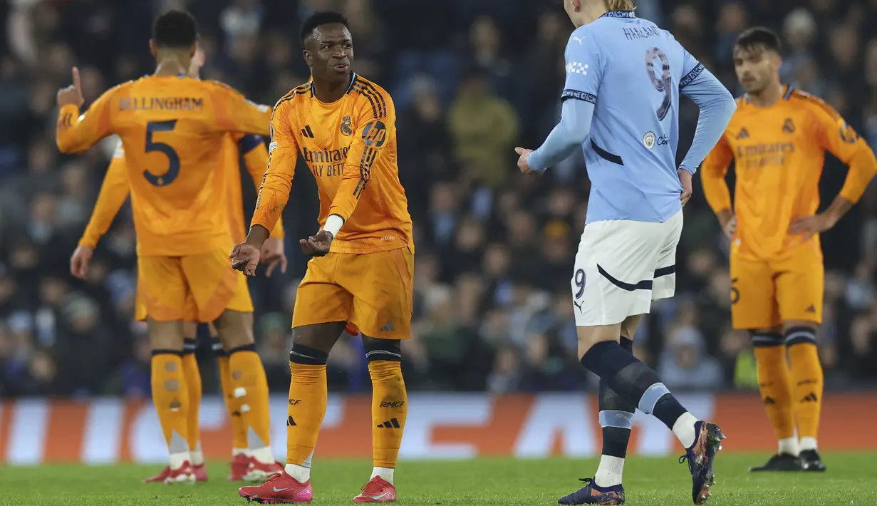 Pemain Real Madrid, Vinicius Junior melakukan protes saat laga leg 1 babak playoff Liga Champions 2024/2025 melawan Manchester City di Etihad Stadium, Manchester, Inggris, Rabu (12/02/2025) WIB. (AP Photo/Darren Staples)