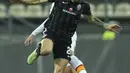 Gelandang Zorya Luhansk, Artem Gromov berebut bola dengan gelandang AS Roma Nicolo Zaniolo pada lanjutan matchday kedua Grup C Liga Konferensi Eropa, Jumat (1/10/2021) dini hari WIB. AS Roma menang meyakinkan 3-0. (AP Photo/Oleg Kozin)