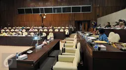 Suasana Rapat Dengar Pendapat Ombudsman RI dengan Komisi II DPR RI, Jakarta, Rabu (13/1/2015). Rapat membahas kinerja Ombudsman tahun 2015. (Liputan6.com/Johan Tallo)