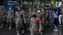 Aparat gabungan melakukan penertiban kepada pedagang yang berjualan di trotoar di kawasan Tanah Abang, Jakarta, Minggu (2/5/2021). Selain merazia barang dagangan pedagang, aparat gabungan juga menegur warga yang tidak menerapkan protokol kesehatan. (Liputan6.com/Johan Tallo)