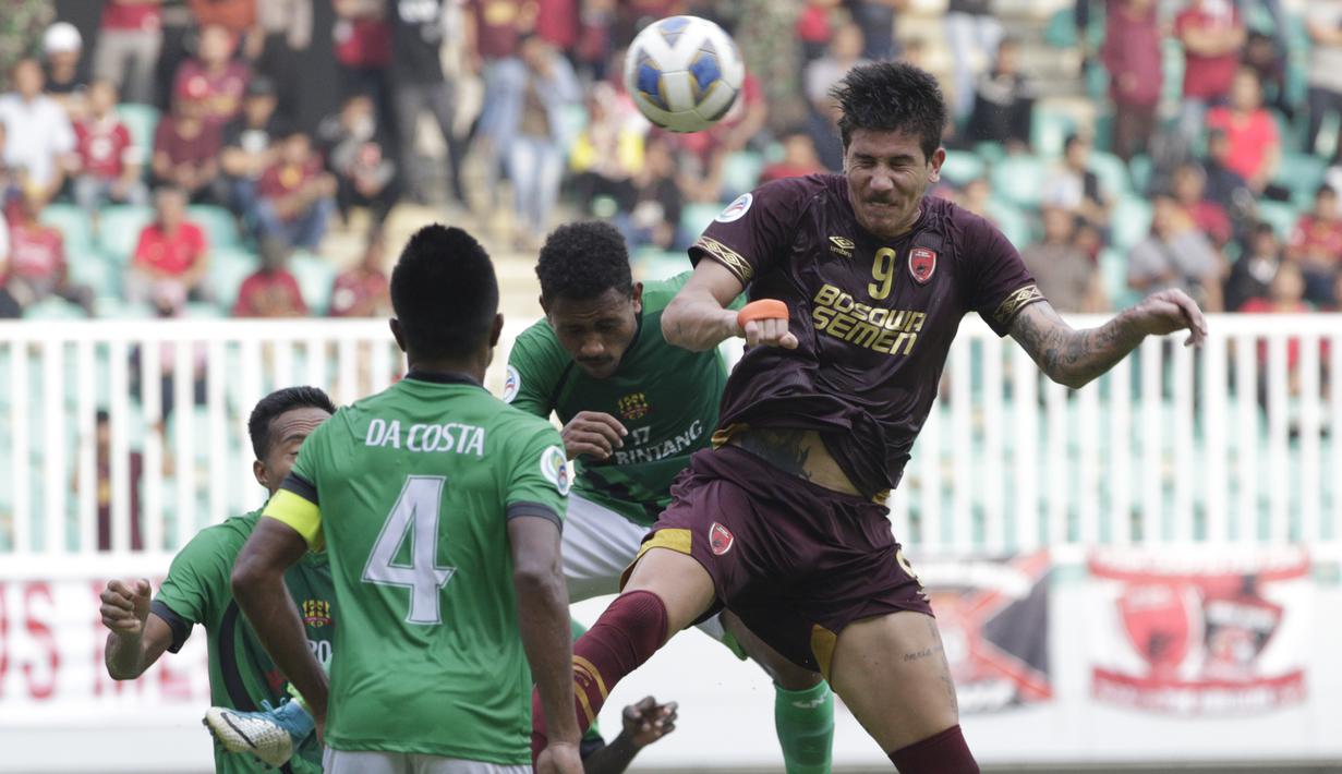 Striker PSM Makassar, Giancarlo Rodrigues, menyundul bola saat melawan Lalenok United pada laga Piala AFC di Stadion Pakansari, Bogor, Jawa Barat, Rabu (29/1/2020). PSM menang 3-1 atas Lalenok United. (Bola.com/M Iqbal Ichsan)