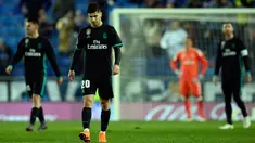 Pemain Real Madrid, Marco Asensio berjalan di lapangan setelah pemain Espanyol berhasil mencetak gol pada pertandingan pekan ke-26 La Liga, di Stadion RCDE, Selasa (27/2). Real Madrid secara mengejutkan harus takluk dari Espanyol 0-1. (Josep LAGO / AFP)