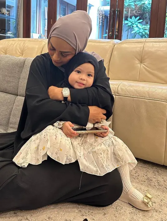 Jelang melahirkan anak kedua, Aurel Hermansyah gelar kajian Islam yang dihadiri keluarga dan kerabat. Di antara tamu undangan yang hadir, gaya Ameena Atta yang menggemaskan tuai sorotan [@krisdayantilemos]
